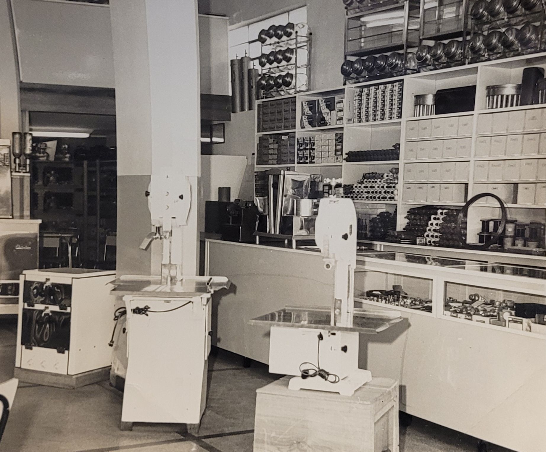 Loja antiga com serras de carne e vitrines de equipamentos expostas