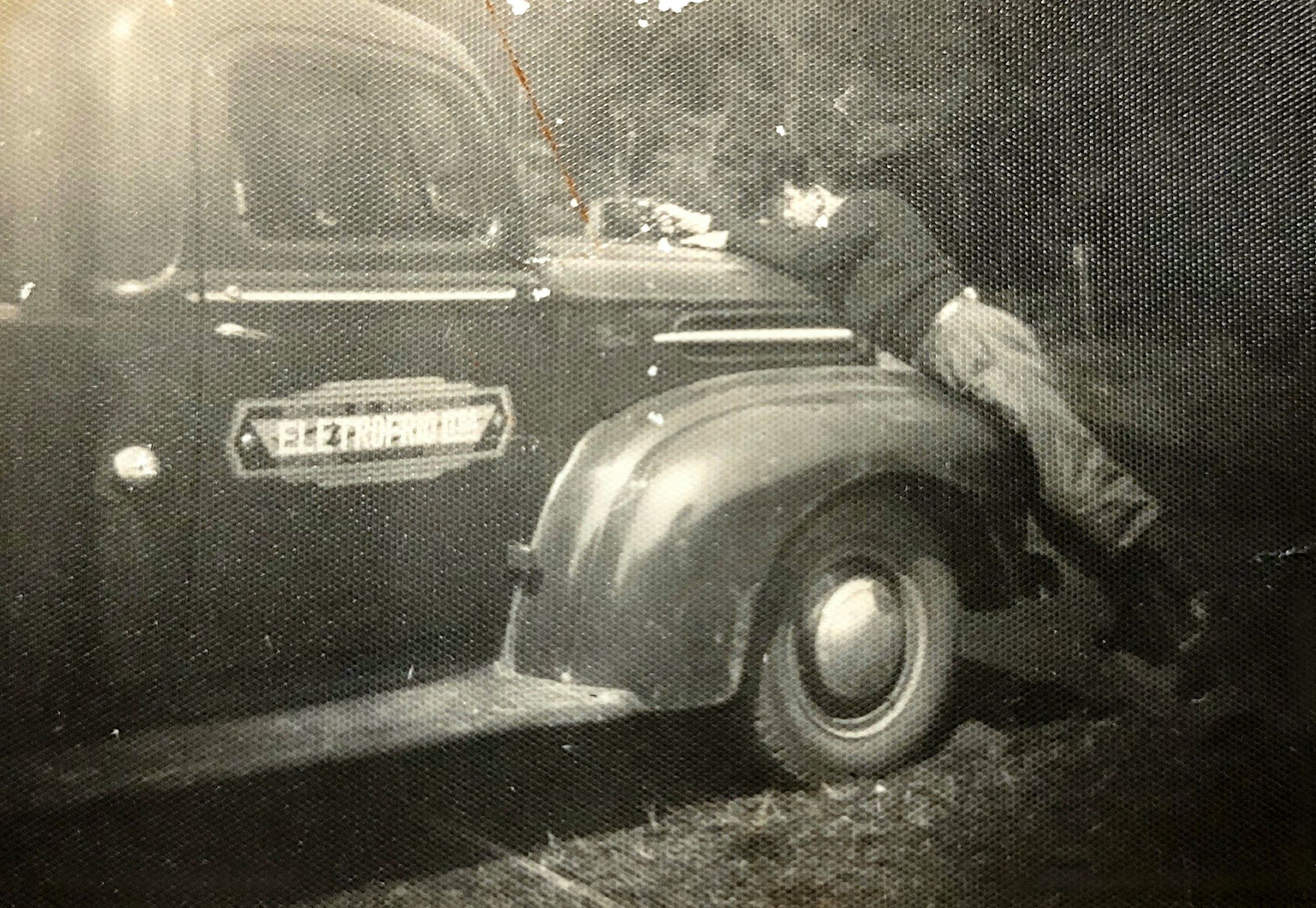 Homem deitado sobre o capô de uma caminhonete da Eletrofrio