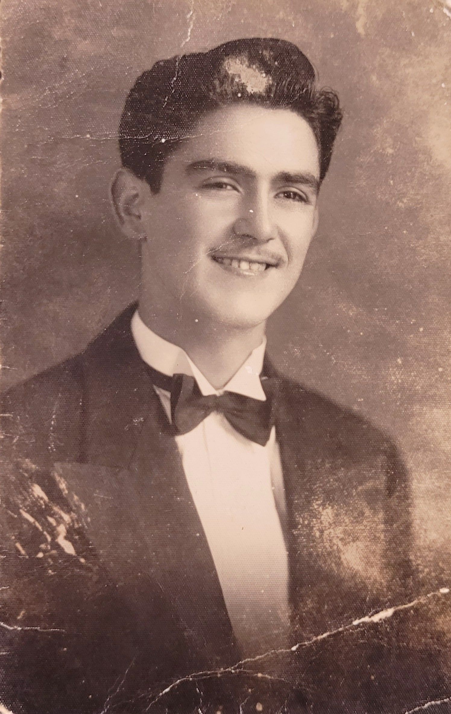 Retrato antigo de Reginaldo Vieira jovem, de terno e gravata-borboleta