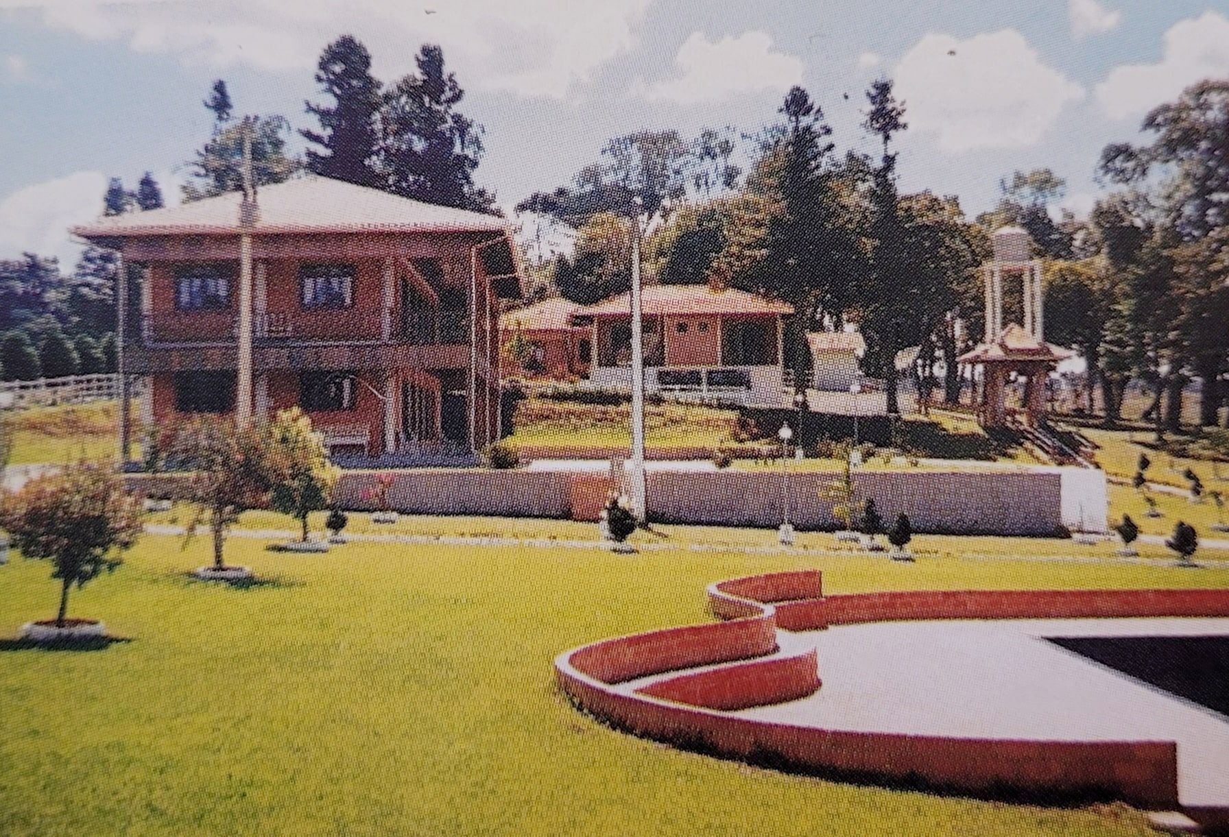 Sede da Fazenda Repal, com gramado e jardim